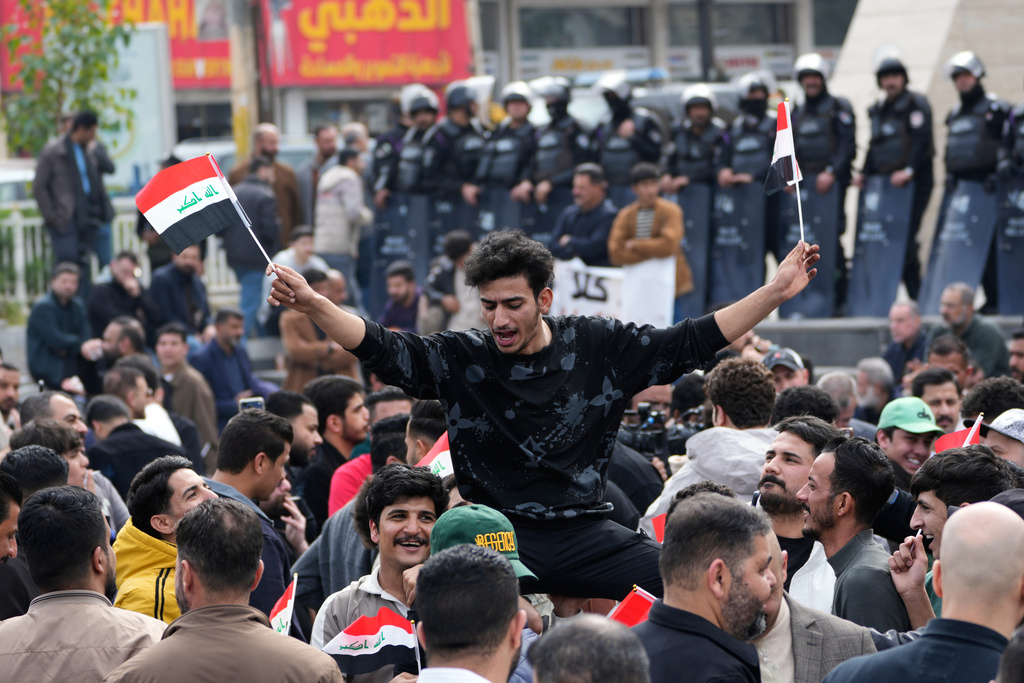 Iraqi traders protest against the imposition of customs duties on imported goods in Baghdad, Iraq, Sunday, Feb. 8, 2026. (AP Photo/Hadi Mizban)