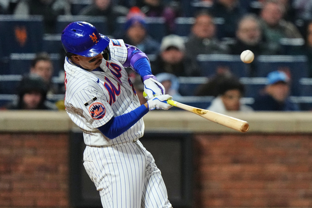 New York Mets' Mark Vientos hits an RBI single during the eighth inning of a baseball game against the Minnesota Twins Wednesday, April 22, 2026, in New York. (AP Photo/Frank Franklin II)