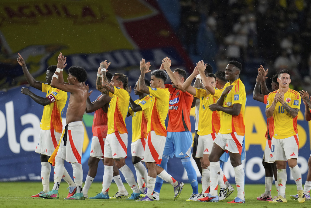Players of Colombia celebrate their team's 3-0 victory over Bolivia at the end of a World Cup 2026 qualifying soccer match at Metropolitano stadium in Barranquilla, Colombia, Thursday, Sept. 4, 2025. (AP Photo/Fernando Vergara)