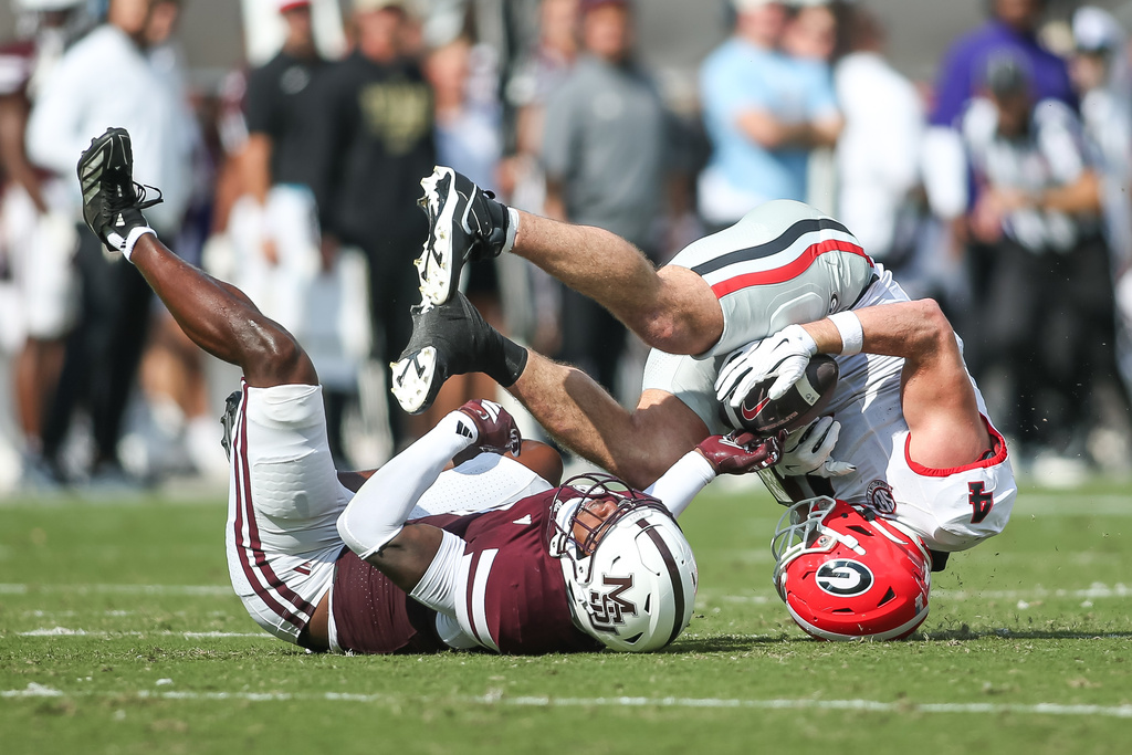 Georgia tight end Oscar Delp (4) falls to the ground after a catch against Mississippi State during the first half of an NCAA college football game in Starkville, Miss., Saturday, Nov. 8, 2025. (AP Photo/James Pugh)
