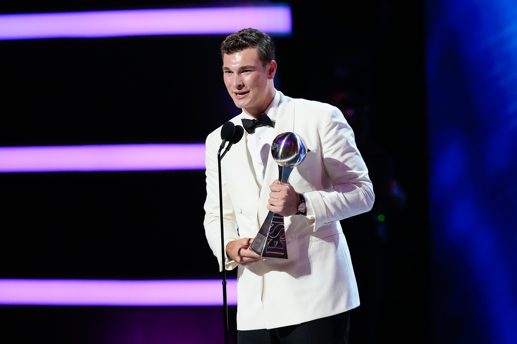Fernando Mendoza accepts the best college athlete, mens sports award at the ESPY Awards in the David H. Koch Theater at Lincoln Center Wednesday, July 15, 2026, in New York. (AP Photo/Frank Franklin II)