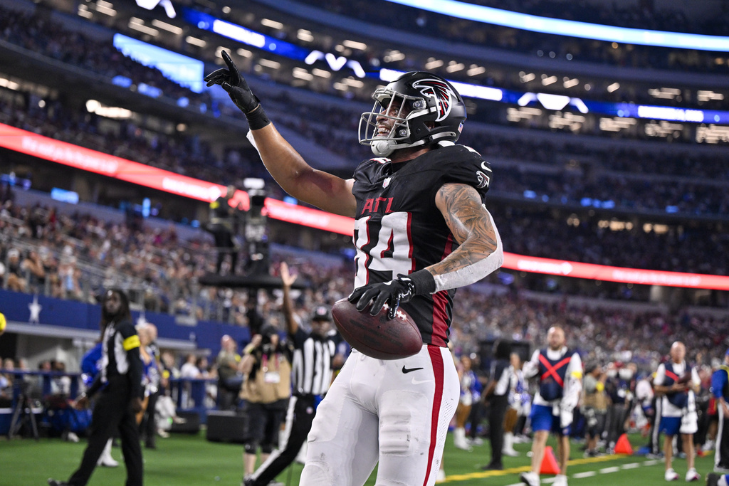 Atlanta Falcons tight end Feleipe Franks reacts after catching a touchdown pass from quarterback Easton Stick against the Dallas Cowboys during the first half of a preseason NFL football game Friday, Aug. 22, 2025, in Arlington, Texas. (AP Photo/Jerome Miron)