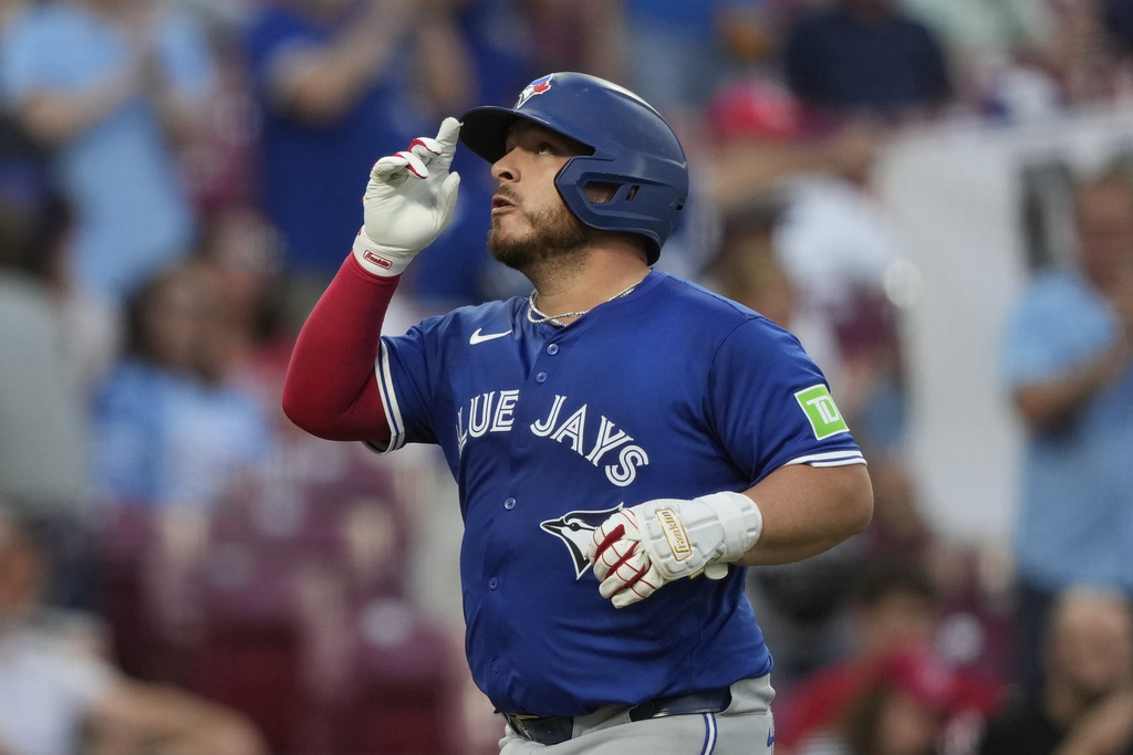 Toronto Blue Jays' Alejandro Kirk gestures as he round the bases after hitting a solo home run during the fourth inning of a baseball game against the Cincinnati Reds Wednesday, Sept. 3, 2025, in Cincinnati. (AP Photo/Carolyn Kaster)