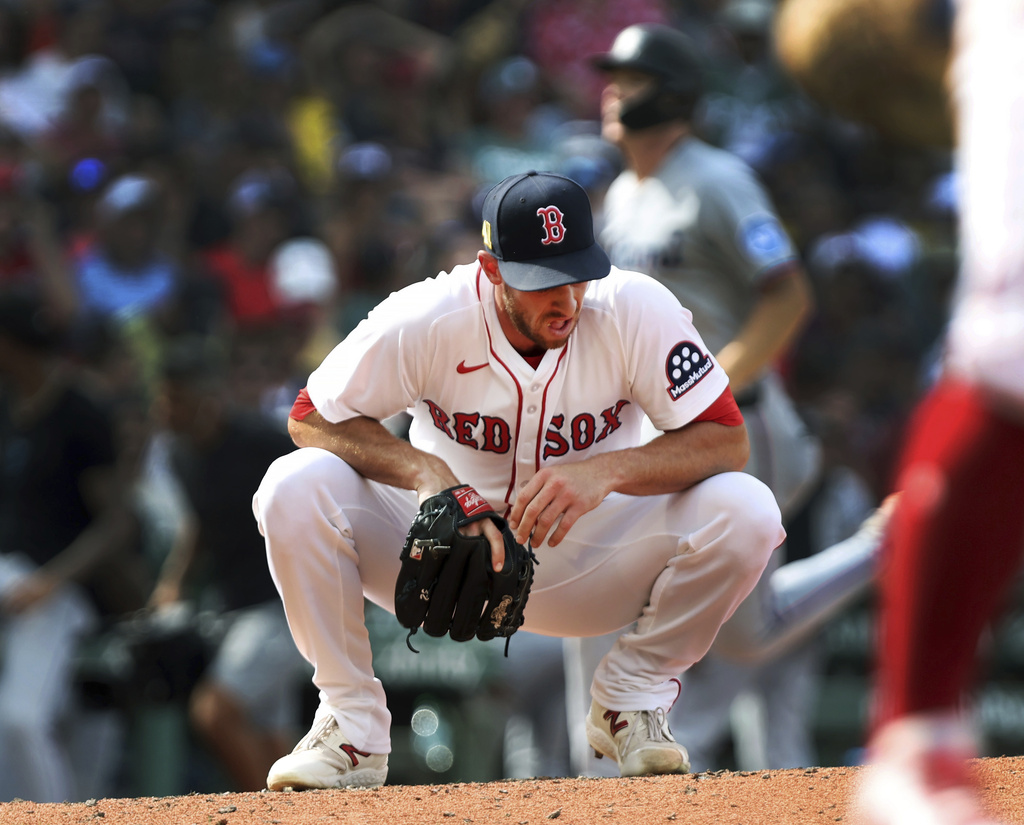 Boston Red Sox pitcher Steven Matz reacts after giving up a two-run home run in the ninth inning of a baseball game against the Miami Marlins, Sunday, Aug. 17, 2025, in Boston. (AP Photo/Jim Davis)