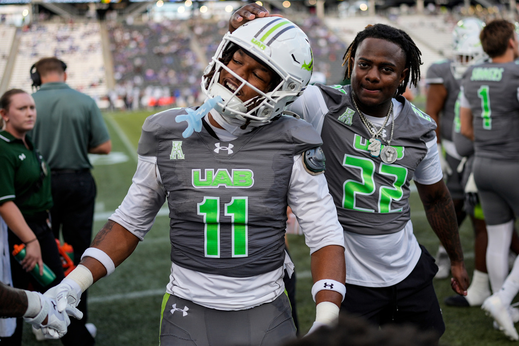 UAB running back Solomon Beebe (11) celebrates his touchdown against Memphis during the second half of an NCAA college football game, Saturday, Oct. 18, 2025, in Birmingham, Ala. (AP Photo/Mike Stewart)