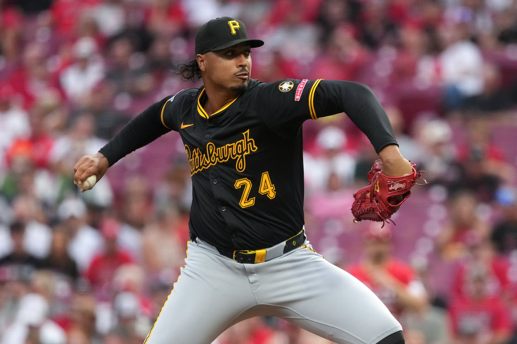 Pittsburgh Pirates' Johan Oviedo delivers a pitch in the first inning of a baseball game against the Cincinnati Reds, Tuesday, Sept. 23, 2025, in Cincinnati. (AP Photo/Kareem Elgazzar)