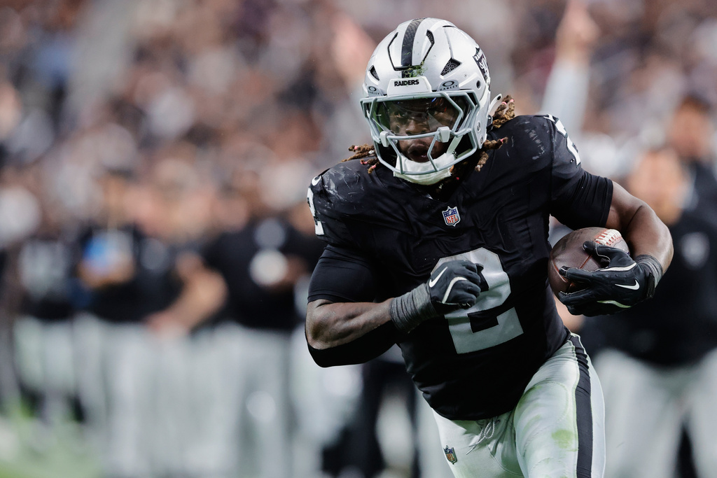 Las Vegas Raiders running back Ashton Jeanty runs for a touchdown during the second half of an NFL football game against the Jacksonville Jaguars, Sunday, Nov. 2, 2025, in Las Vegas. (AP Photo/Steve Marcus)