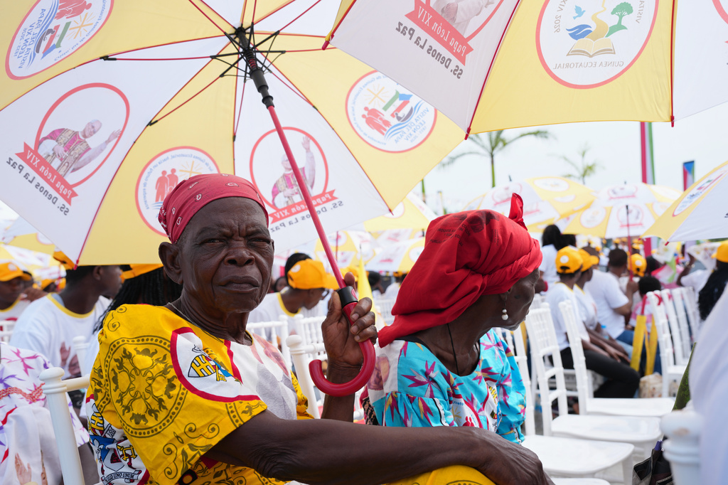 Faithful wait for the arrival of Pope Leo XIV on the occasion of his meeting with representatives of the world of culture in Malabo, Equatorial Guinea, Tuesday, April 21, 2026, on the ninth day of his 11-day pastoral visit to Africa. (AP Photo/Misper Apawu)
