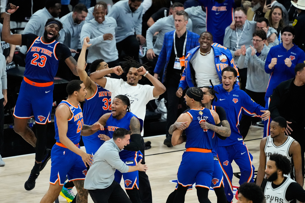 The New York Knicks celebrate after defeating the San Antonio Spurs in Game 5 of the NBA Finals basketball series, Saturday, June 13, 2026, in San Antonio. (AP Photo/Ross D. Franklin)