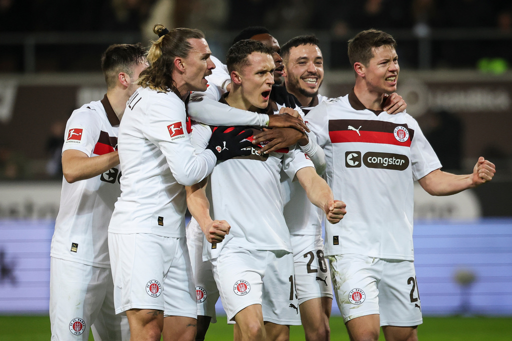 St. Pauli's Martijn Kaars, center, celebrates with his teammates after scoring during the German Bundesliga soccer match between FC St. Pauli and RB Leipzig in Hamburg, Germany, Tuesday, Jan. 27, 2026. (Christian Charisius/dpa via AP)