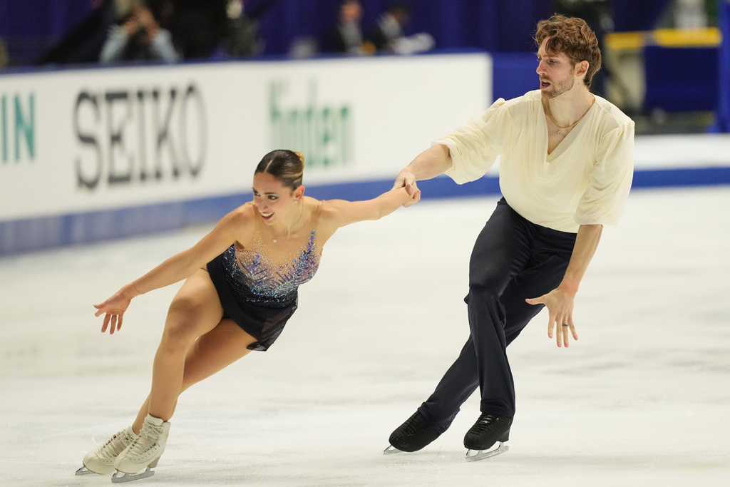 Sara Conti and Niccolo Macii, of Italy, perform during the pairs' free skating program in the ISU Grand Prix of Figure Skating - NHK Trophy in Kadoma, east of Osaka, western Japan, Saturday, Nov. 8, 2025. (AP Photo/Hiro Komae)