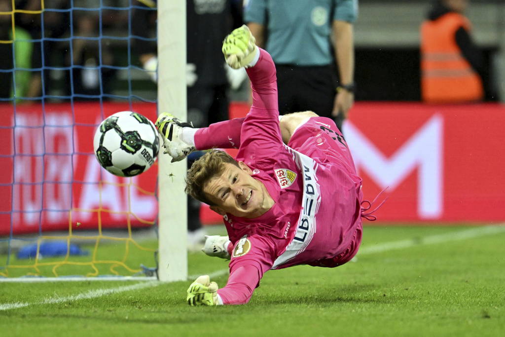 VfB Stuttgart goalkeeper Alexander Nübel saves a penalty during a penalty shootout against Eintracht Braunschweig during a DFB Pokal, German Cup, soccer match, Tuesday, Aug. 26, 2205, in Brunswick, Germany. (Swen Pförtner/dpa via AP)