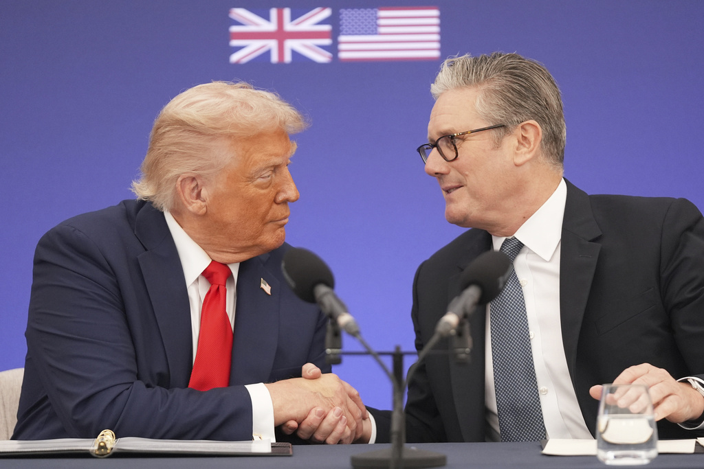 President Donald Trump and Britain's Prime Minister Keir Starmer shake hands during a business roundtable at Chequers near Aylesbury, England, Thursday, Sept. 18, 2025. (AP Photo/Evan Vucci)