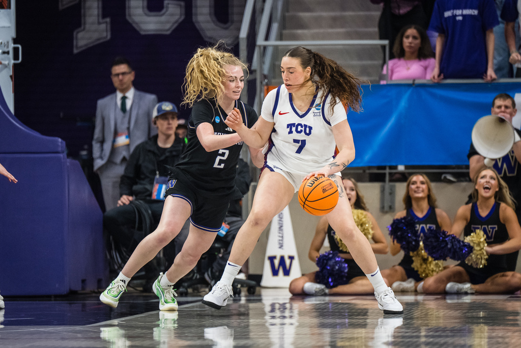 TCU forward Marta Suárez (7) guards the ball from Washington guard Avery Howell (2) during the first half of the second round of the NCAA college basketball tournament Sunday, March 22, 2026, Fort Worth, Texas. (AP Photo/Jessica Tobias)