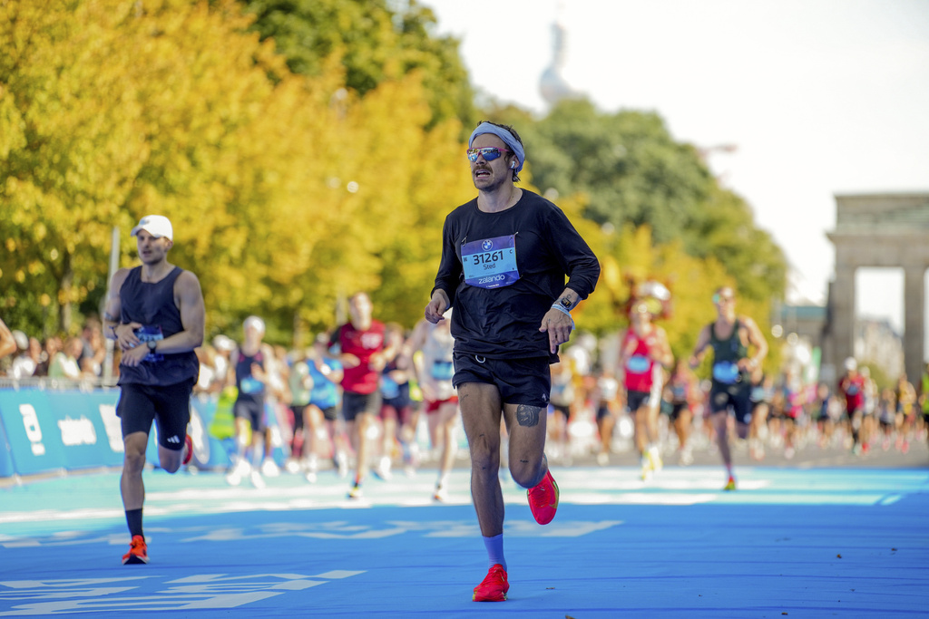 Harry Styles, center, competes in the Berlin Marathon in Berlin, Germany, Sept. 21, 2025 (Sportograf via AP)