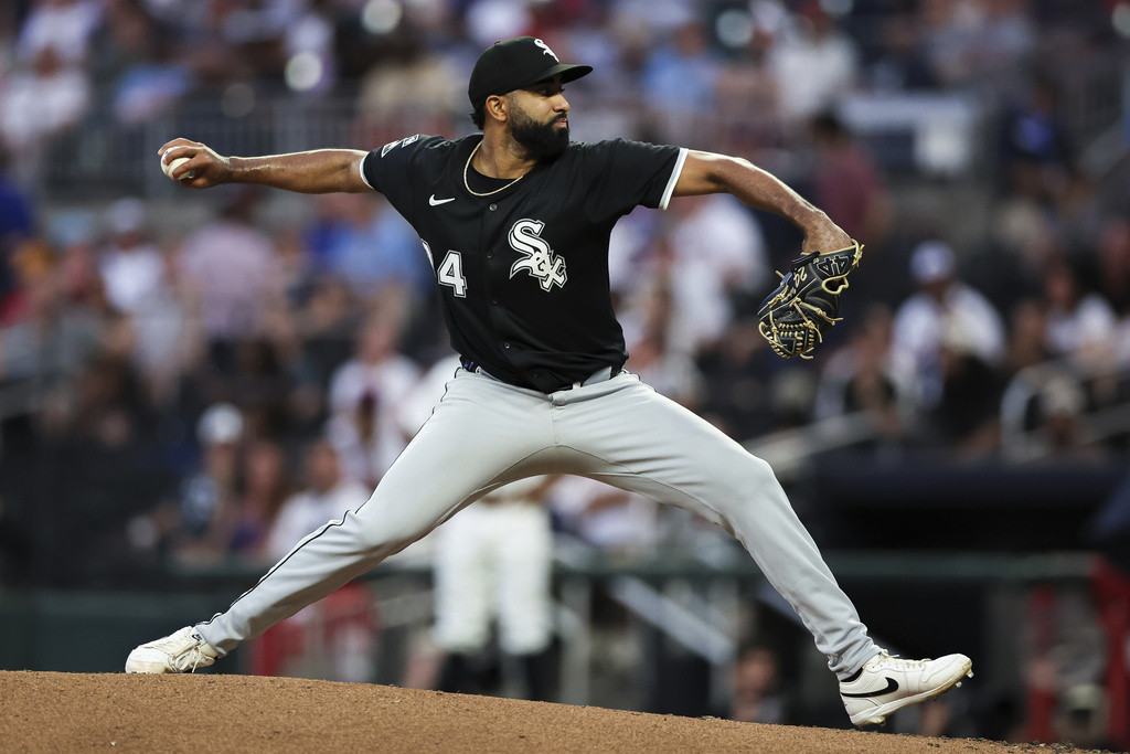 Chicago White Sox pitcher Yoendrys Gómez delivers in the third inning of a baseball game against the Atlanta Braves, Monday, Aug. 18, 2025, in Atlanta. (AP Photo/Colin Hubbard)