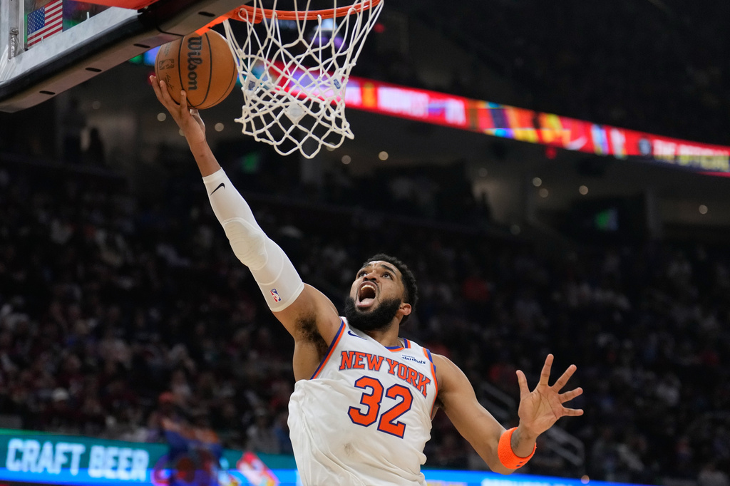 New York Knicks center Karl-Anthony Towns (32) shoots during the second half of Game 4 in the Eastern Conference finals NBA basketball playoffs series against the Cleveland Cavaliers in Cleveland, Monday, May 25, 2026. (AP Photo/Sue Ogrocki)