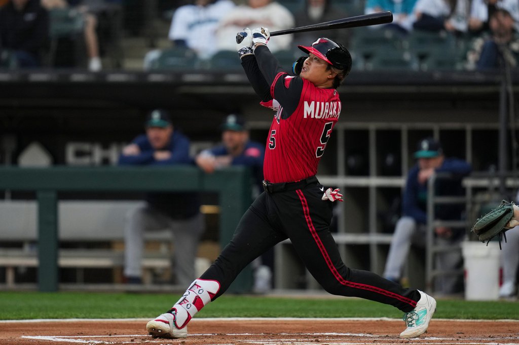 Chicago White Sox's Munetaka Murakami hits a home run during the first inning of a baseball game against the Seattle Mariners, Friday, May 8, 2026, in Chicago. (AP Photo/Erin Hooley)