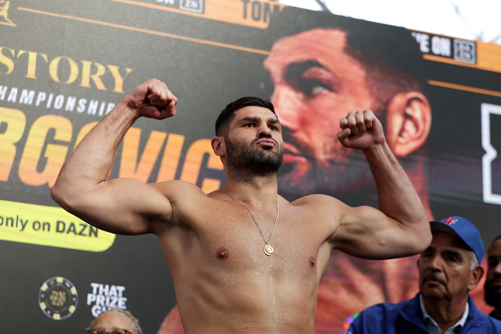 Boxer Filip Hrgovic flexes during his weigh-in, Friday, Aug. 28, 2026, in London, ahead of his IBF heavyweight championship bout against Moses Itauma. (Steven Paston/PA via AP)