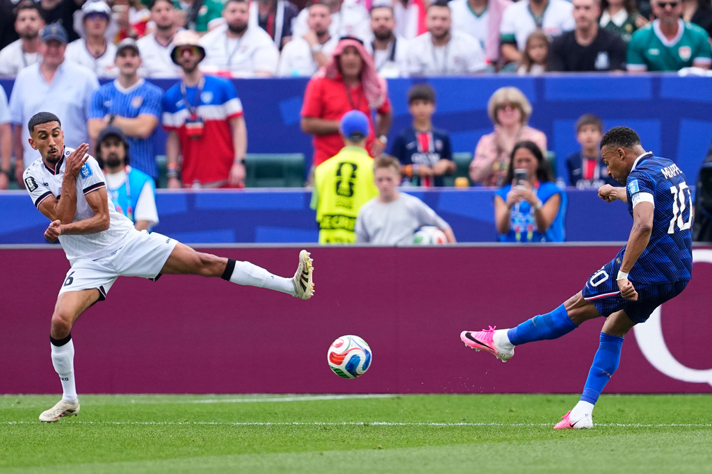 France's Kylian Mbappe (10) scores his team's first goal during the World Cup Group I soccer match between France and Iraq in Philadelphia, Monday, June 22, 2026. (AP Photo/Petr David Josek)