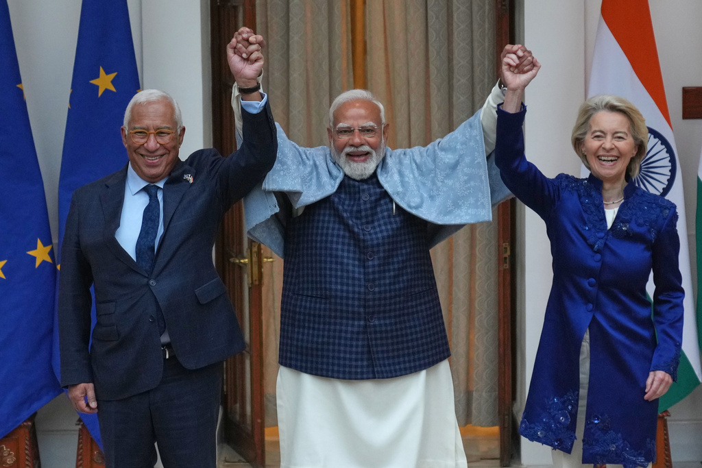Indian Prime Minister Narendra Modi, center, welcomes European Council President Antonio Costa, left and European Commission President Ursula von der Leyen before their meeting in New Delhi, India, Tuesday, Jan. 27,2026. (AP Photo/Manish Swarup)