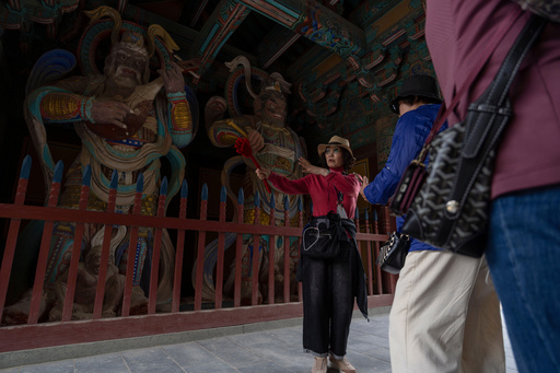 A guide briefs visitors at the Bulguksa Temple where preparations are underway ahead of events for attendees of the Asia-Pacific Economic Cooperation (APEC) summits in Gyeongju, South Korea, Thursday, Oct. 30, 2025. (AP Photo/Ng Han Guan) A guide briefs visitors at the Bulguksa Temple where preparations are underway ahead of events for attendees of the Asia-Pacific Economic Cooperation (APEC) summits in Gyeongju, South Korea, Thursday, Oct. 30, 2025. (AP Photo/Ng Han Guan)