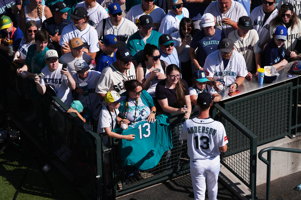 Seattle Mariners starting pitcher Kade Anderson signs autographs in the bullpen before making his major league debut against the Chicago Cubs in a baseball game, Saturday, Aug. 22, 2026, in Seattle. (AP Photo/Lindsey Wasson)