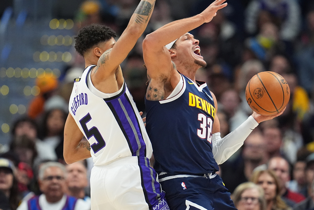 Denver Nuggets forward Aaron Gordon, right, battles for position with Sacramento Kings guard Nique Clifford in the first half of an NBA basketball game Monday, Nov. 3, 2025, in Denver. (AP Photo/David Zalubowski)
