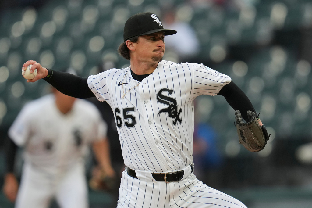Chicago White Sox starting pitcher Davis Martin (65) throws against the Los Angeles Angels during the first inning of a baseball game Tuesday, April 28, 2026, in Chicago. (AP Photo/Erin Hooley)