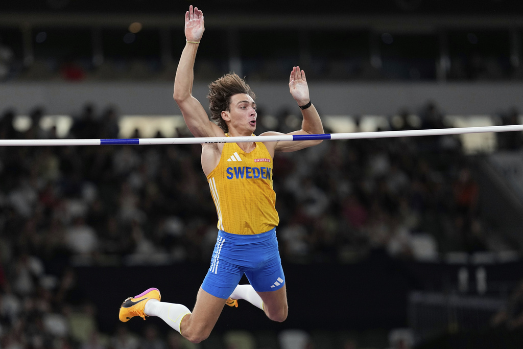 Sweden's Armand Duplantis clears the bar to set a new men's pole vault world record of 6.30 meters, at the World Athletics Championships in Tokyo, Monday, Sept. 15, 2025. (AP Photo/Matthias Schrader)