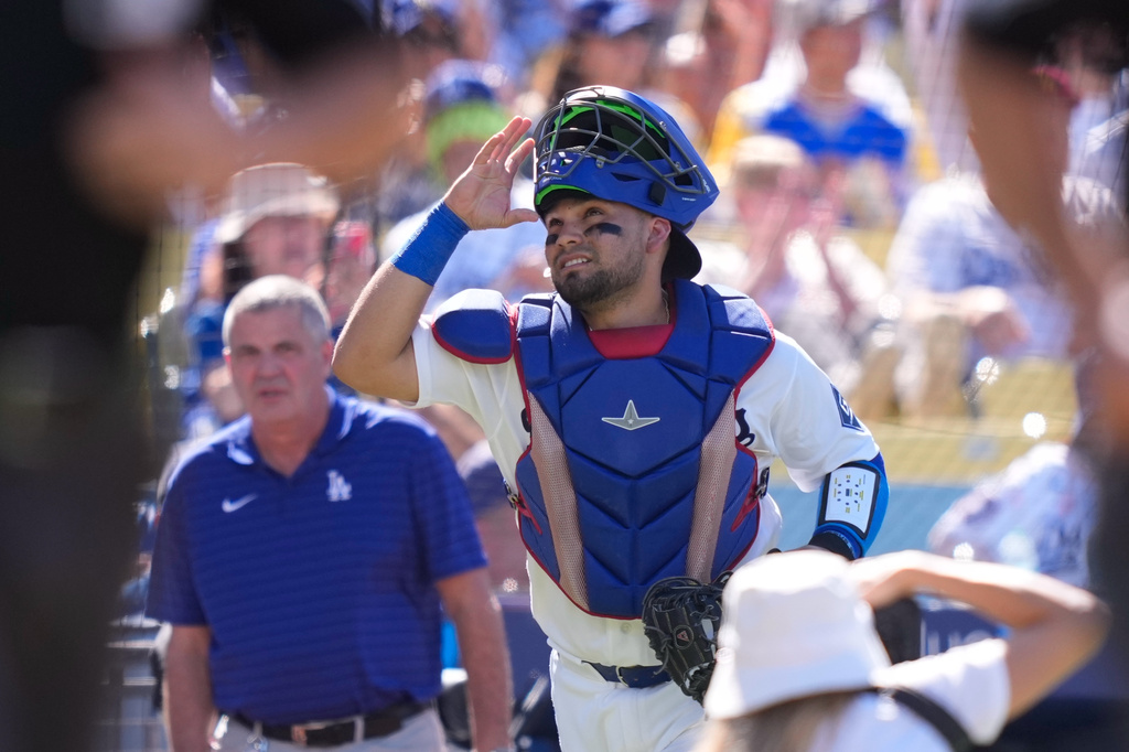 Los Angeles Dodgers catcher Eliezer Alfonzo looks toward the sky as he takes the field prior to a baseball game against the San Diego Padres, Sunday, July 5, 2026, in Los Angeles. (AP Photo/Mark J. Terrill)