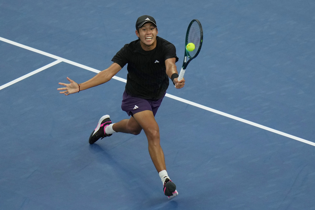 Learner Tien, of the United States returns a backhand shot from Daniil Medvedev, of Russia during the men's singles semifinals match of the China Open tennis tournament, in Beijing, Tuesday, Sept. 30, 2025. (AP Photo/Andy Wong)