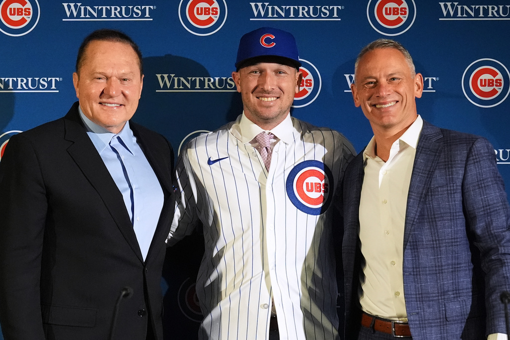 New Chicago Cubs infielder Alex Bregman, center, poses with his agent, Scott Boras, left, and Chicago Cubs president of baseball operations Jed Hoyer at a news conference in Chicago, on Thursday, Jan. 15, 2026. (AP Photo/Nam Y. Huh)