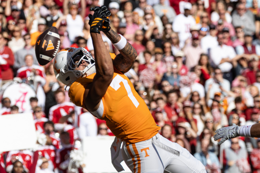 Tennessee tight end Dasaahn Brame (7) can't hold on to a pass during the first half an NCAA college football game against Alabama, Saturday, Oct. 17, 2026, in Knoxville, Tenn. (AP Photo/Wade Payne)