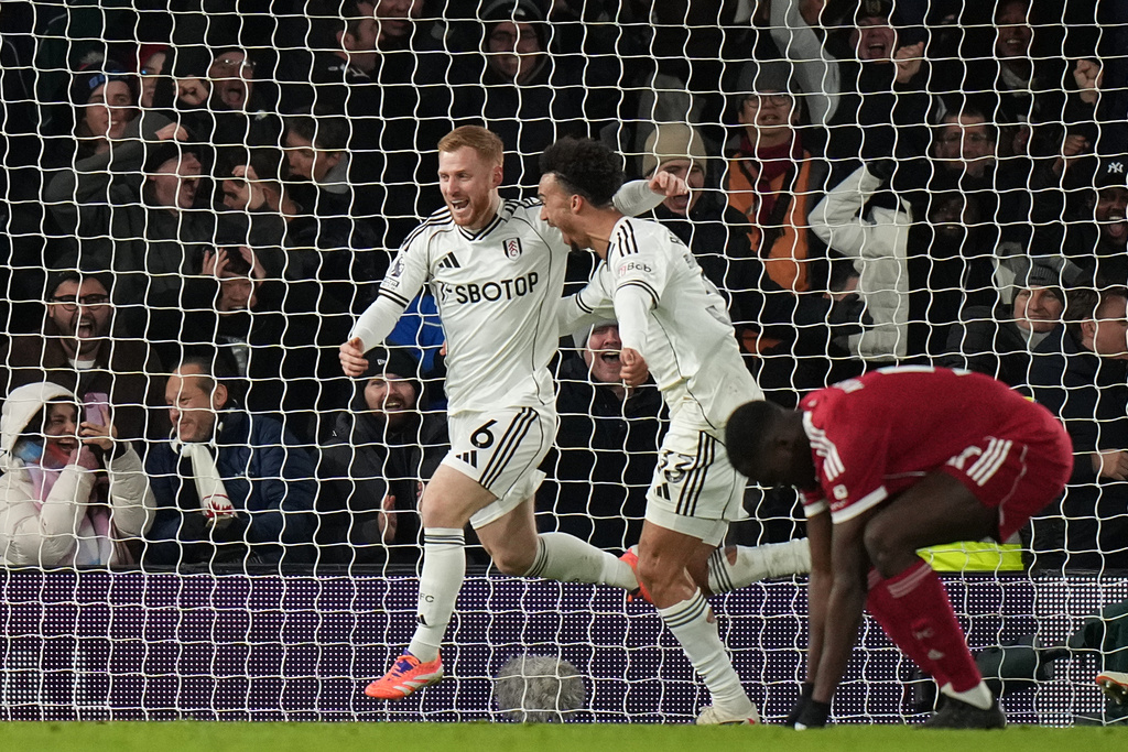 Fulham's Harrison Reed, left, celebrates after scoring his side's second goal during the English Premier League soccer match between Fulham and Liverpool in London, Sunday, Jan. 4, 2026. (AP Photo/Alastair Grant)