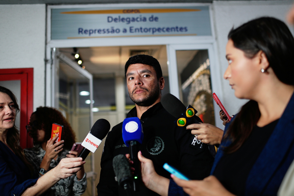 Police officer Moyses Santana speaks with the press about the police operation he led to arrest alleged members of the criminal group Comando Vermelho, or Red Command, after the detainees were brought to the station in Rio de Janeiro, Friday, May 29, 2026. (AP Photo/Bruna Prado)