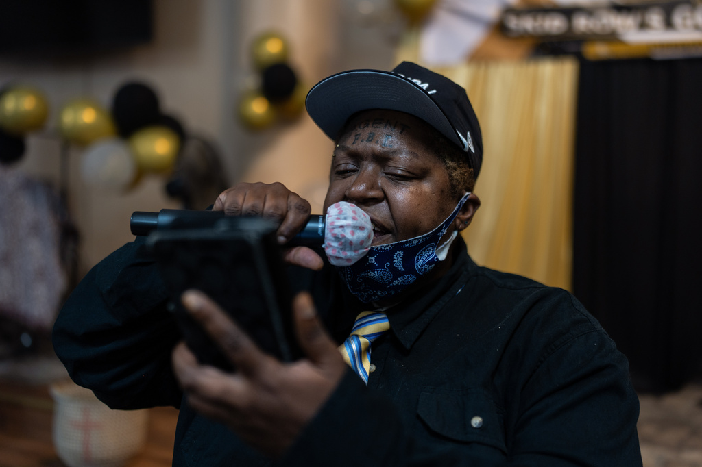 Trianice, a contestant who provided only her first name, reads a poem during Skid Row's inaugural talent show in downtown Los Angeles, Saturday, Sept. 19, 2026. (AP Photo/Jae C. Hong)