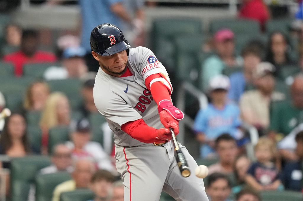 Boston Red Sox Willson Contreras (40) singles in the fourth inning of a baseball game against Atlanta Braves the Saturday, May 16, 2026, in Atlanta. (AP Photo/Brynn Anderson)