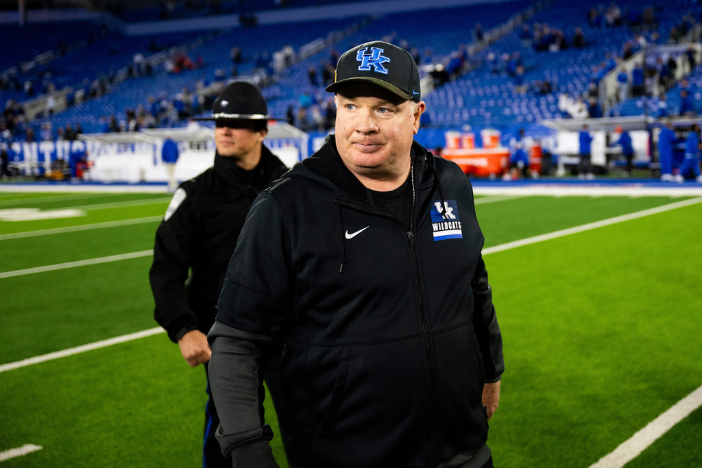 Kentucky head coach Mark Stoops walks off of the field following an NCAA college football game against Florida, Saturday, Nov. 8, 2025, in Lexington, Ky. (AP Photo/Michael Swensen)