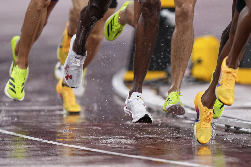 Athletes compete in men's 800 meters semifinal at the World Athletics Championships in Tokyo, Thursday, Sept. 18, 2025. (AP Photo/Eugene Hoshiko)