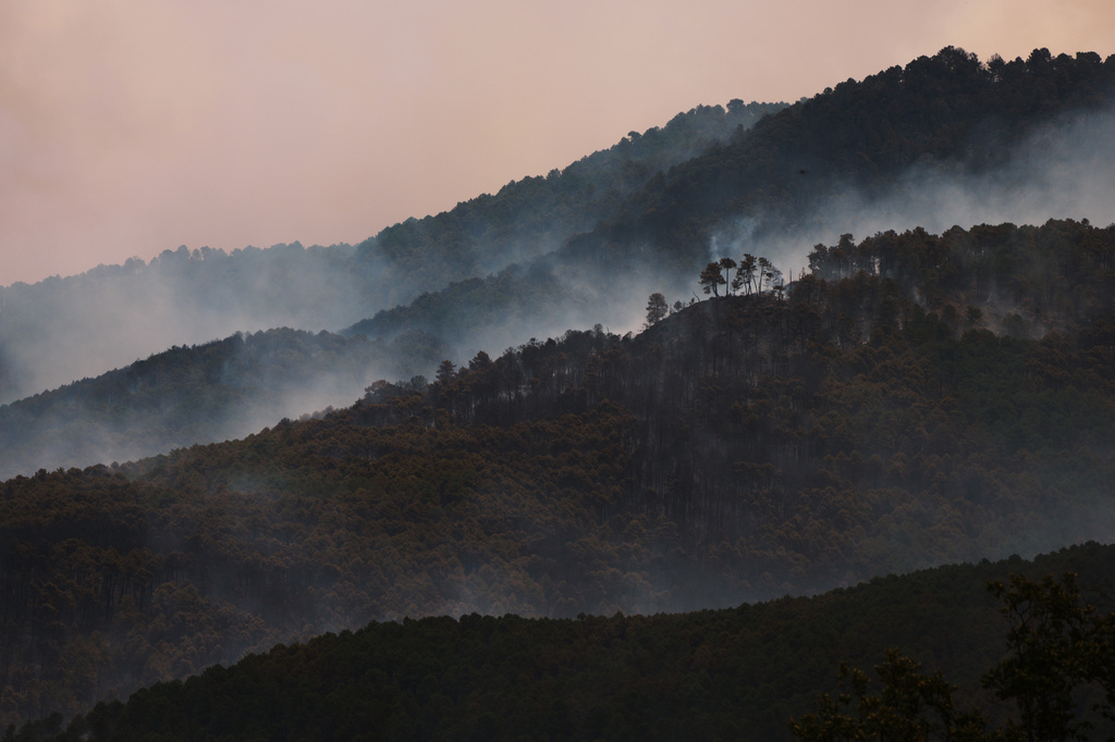 Smoke rises as a wildfire advances near El Tiemblo, Madrid province, Spain, Saturday, July 25, 2026. (AP Photo/Manu Fernandez)