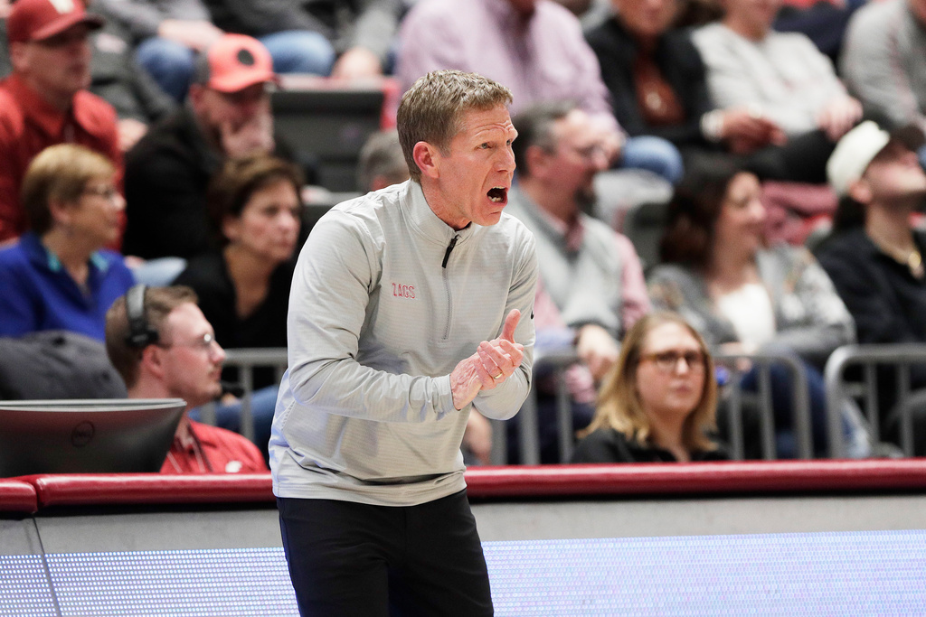 Gonzaga head coach Mark Few directs his team during the first half of an NCAA college basketball game against Washington State, Thursday, Jan. 15, 2026, in Pullman, Wash. (AP Photo/Young Kwak)