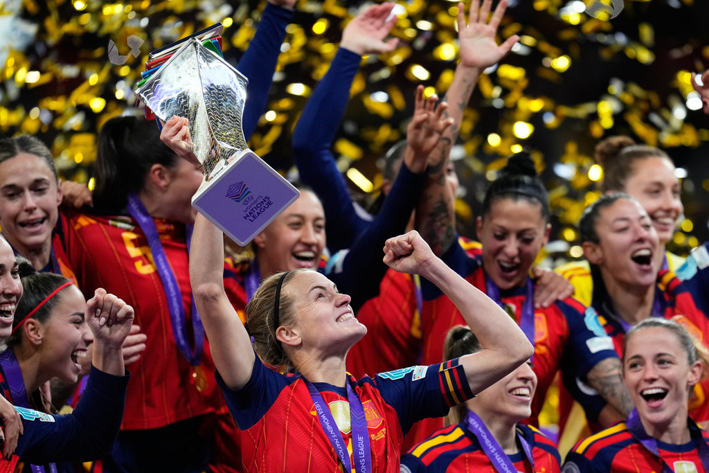 Spain's team captain Irene Paredes lifts the trophy after winning the Women's Nations League final soccer match between Spain and Germany in Madrid, Tuesday, Dec. 2, 2025. (AP Photo/Manu Fernandez)