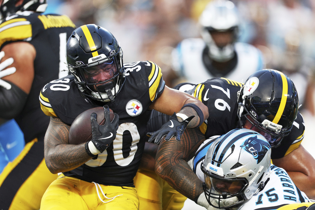 Pittsburgh Steelers running back Jaylen Warren runs against the Carolina Panthers during the first half of an NFL preseason football game, Thursday, Aug. 21, 2025, in Charlotte, N.C. (AP Photo/Scott Kinser)