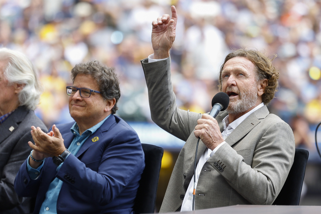 Former Milwaukee Brewers player Robin Yount speaks during the Bob Uecker Celebration of Life ceremony before a baseball game between the San Francisco Giants and the Milwaukee Brewers, Sunday, Aug. 24, 2025, in Milwaukee. (AP Photo/Jeffrey Phelps)