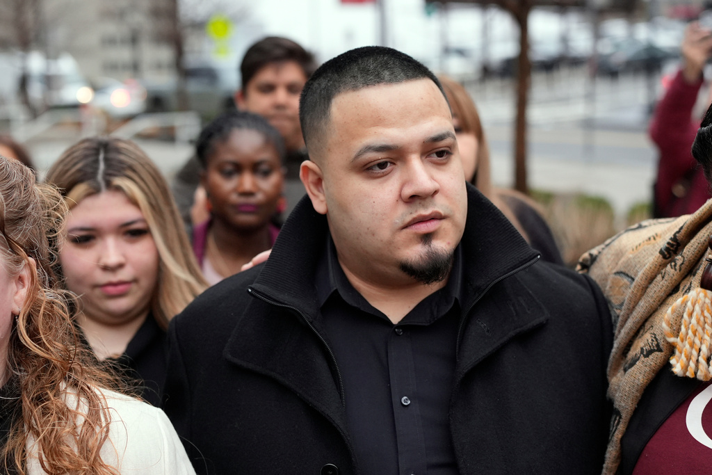 Kilmar Abrego Garcia, center, and his wife Jennifer Vasquez Sura, behind left, arrive at the federal courthouse Thursday, Feb. 26, 2026, in Nashville, Tenn. (AP Photo/George Walker IV)
