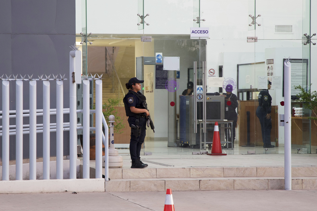 A police officer guards the entrance to the courthouse in Hermosillo, Mexico, where boxer Julio César Chávez Jr.'s hearing takes place on Saturday, 23rd August 2025. (AP Photo/Abraham Tellez)