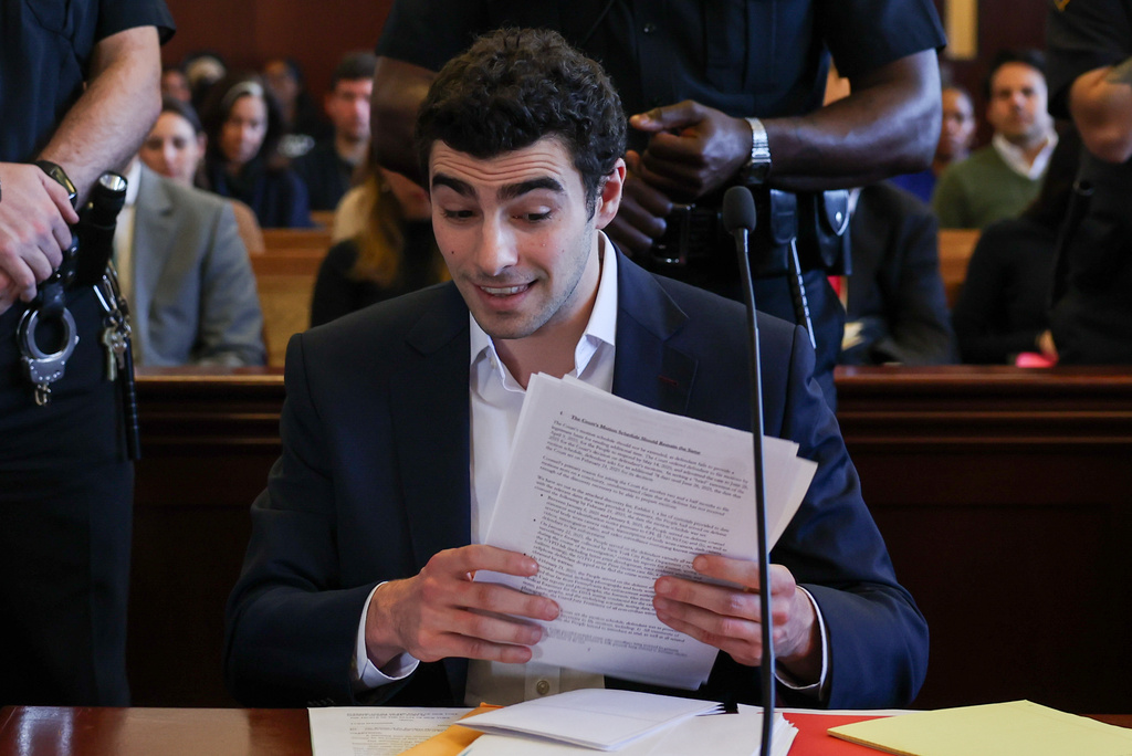 Luigi Mangione appears in Manhattan Criminal Court for an evidence hearing, Thursday , Dec. 18, 2025, in New York. (Shannon Stapleton/Pool Photo via AP)