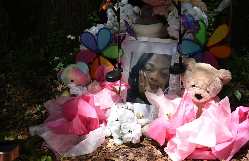 A makeshift memorial honoring Tasia Fortune stands in the backyard of the property where her body was found. Photo taken on Monday, Aug. 10, 2026, in Jackson, Miss. (AP Photo/Sophie Bates)