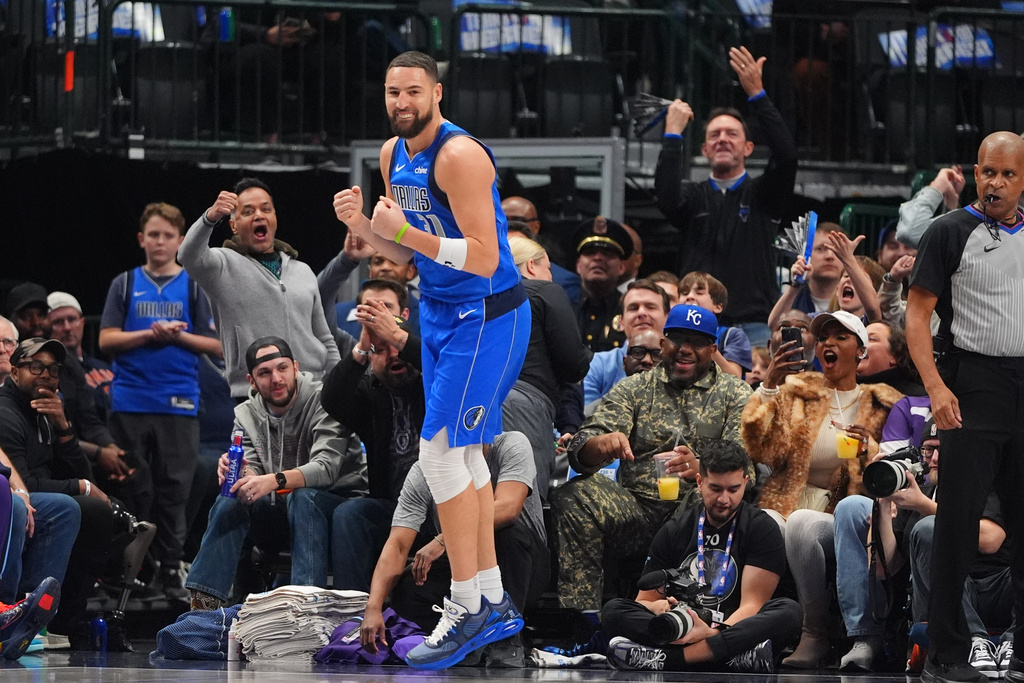 Dallas Mavericks guard Klay Thompson reacts to scoring a 3-pointer during the first half of an NBA basketball game against the Utah Jazz in Dallas, Thursday, Jan. 15, 2026. (AP Photo/LM Otero)